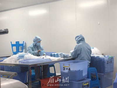不漲價!我市兩家生產(chǎn)醫(yī)療用品企業(yè)加班加點生產(chǎn)口罩等防護(hù)用品
