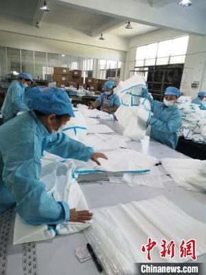 龍巖企業轉產隔離服:從“0”到日產“6000”的蛻變